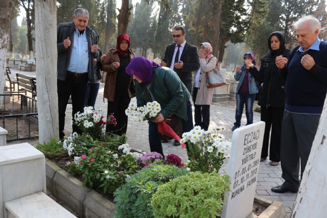 Merhume Zübeyde Hanım Mezarı başında anıldı 