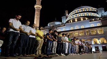 Kadir Gecesi`nde vatandaşlar camilere akın etti