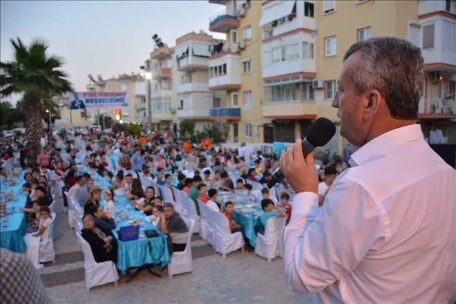 MENEMEN BELEDİYESİ´NİN SOKAK İFTARLARI BÜYÜK İLGİ GÖRÜYOR 