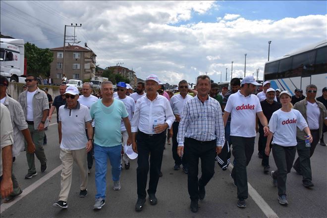 ADALET YÜRÜYÜŞÇÜLERİ MENEMEN YOĞURDU İLE FERAHLADI