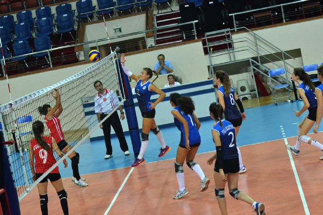 Foça Belediyespor Genç Bayan Voleybol Takımı İlk Maçında Galip...  