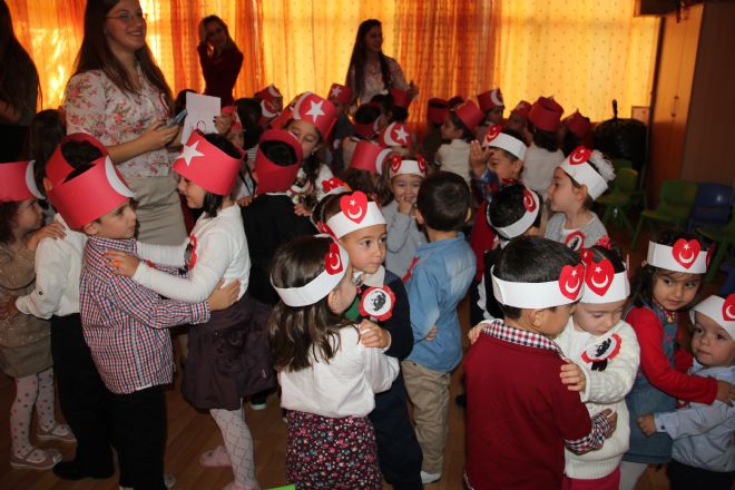 Kız Meslek te Miniklerin Cumhuriyet Coşkusu