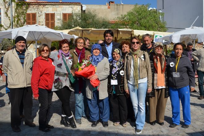 Foça Yeryüzü Pazarı, Dünya Birinciliği Sevincini Foçalılarla Paylaştı 