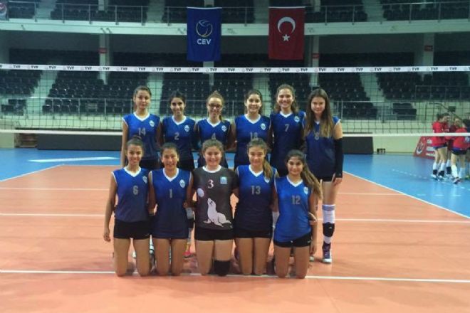 Foça Genç Bayan Voleybol Takımı,  Yarı Final Grubuna Yükseldi