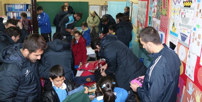 Menemen Belediyespor Yılbaşında Çocukları sevindirdi