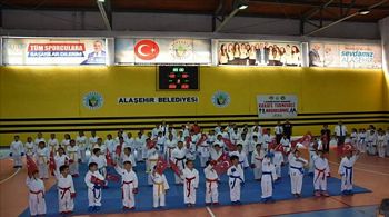 FOÇALI MİNİK KARATECİLER ALAŞEHİR´ DE TATAMİYE ÇIKTI