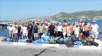 FOÇA´DA TATİLCİLER AZALMAYA GÖNÜLLÜLER TEMİZLİĞE BAŞLADI   